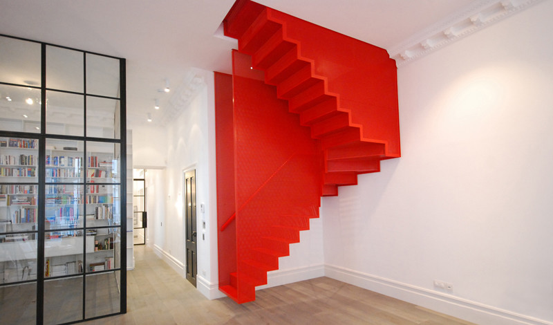 ロンドンにあるコンテンポラリースタイルのおしゃれな階段 (金属の蹴込み板) の写真