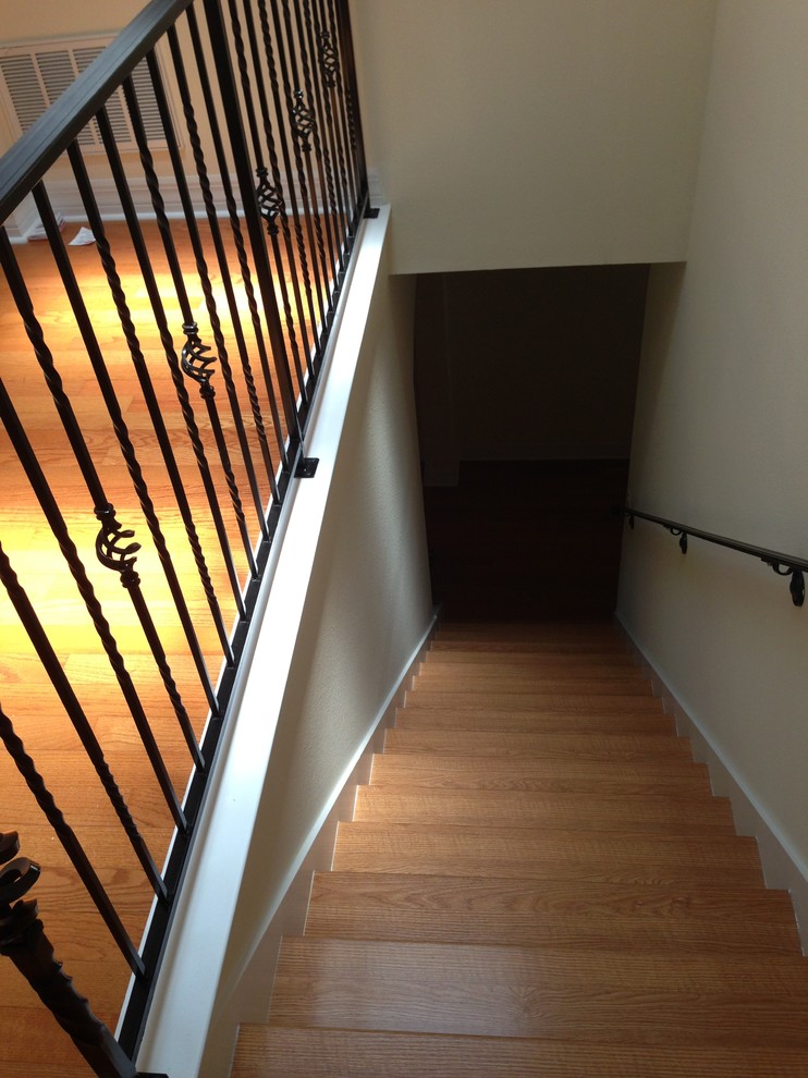 Свежая идея для дизайна: прямая деревянная лестница среднего размера в стиле неоклассика (современная классика) с деревянными ступенями - отличное фото интерьера