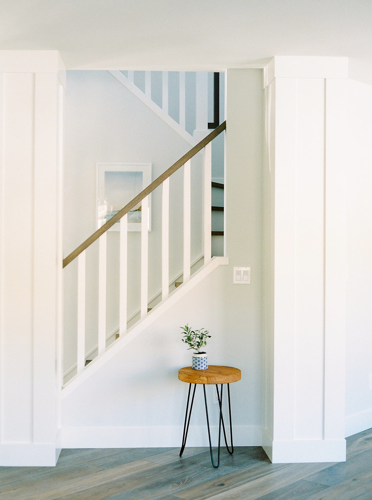 Пример оригинального дизайна: маленькая п-образная лестница в современном стиле с деревянными ступенями, крашенными деревянными подступенками и деревянными перилами для на участке и в саду