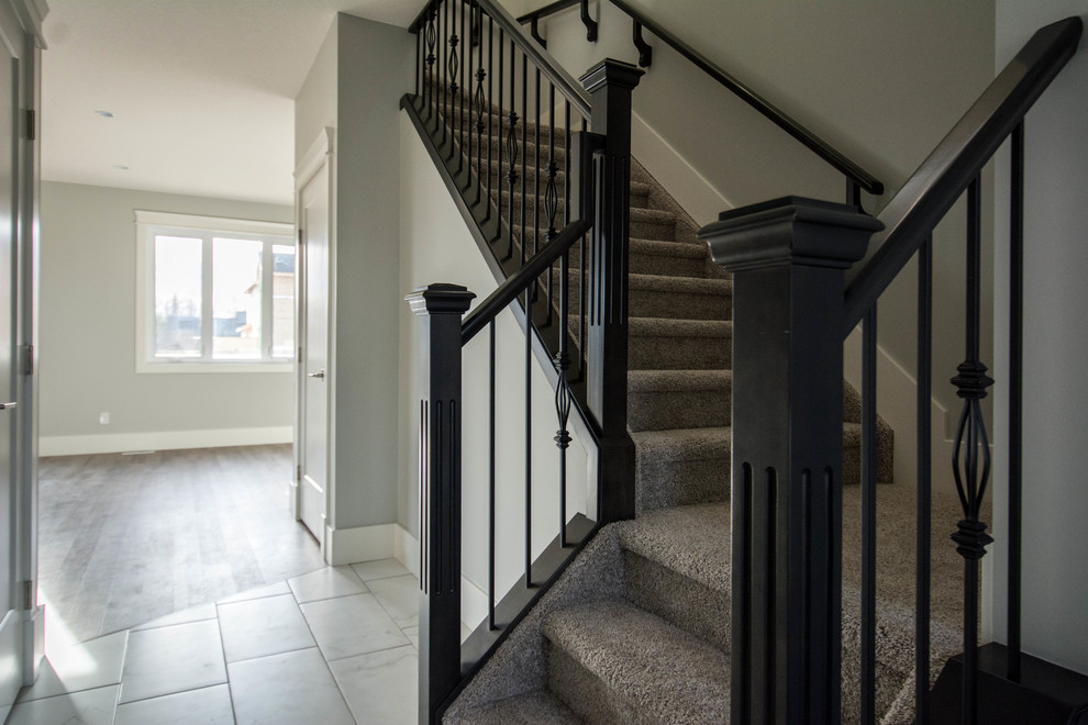 Mittelgroße Klassische Treppe in L-Form mit Teppich-Treppenstufen, Teppich-Setzstufen und Mix-Geländer in Calgary