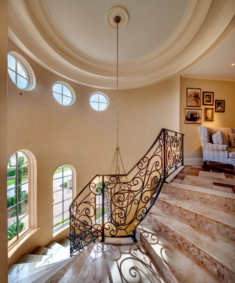 Источник вдохновения для домашнего уюта: изогнутая лестница среднего размера в средиземноморском стиле с подступенками из плитки