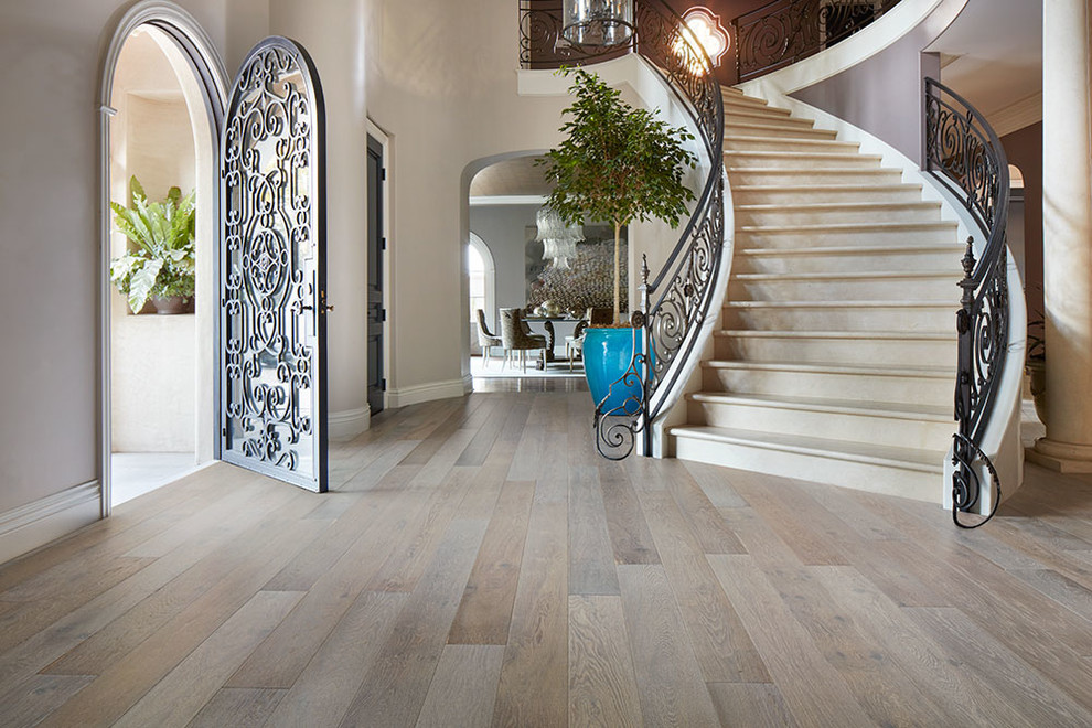 Foto de escalera curva clásica de tamaño medio con escalones de madera, contrahuellas de madera pintada y barandilla de metal