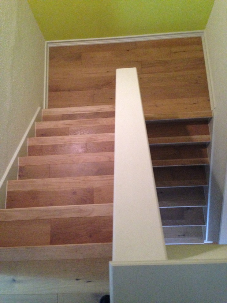 Стильный дизайн: деревянная лестница в стиле модернизм с деревянными ступенями - последний тренд