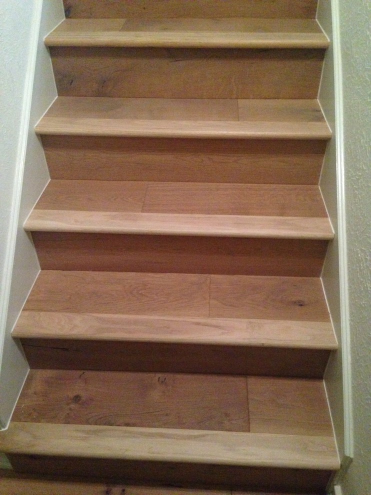 Пример оригинального дизайна: деревянная лестница в стиле модернизм с деревянными ступенями