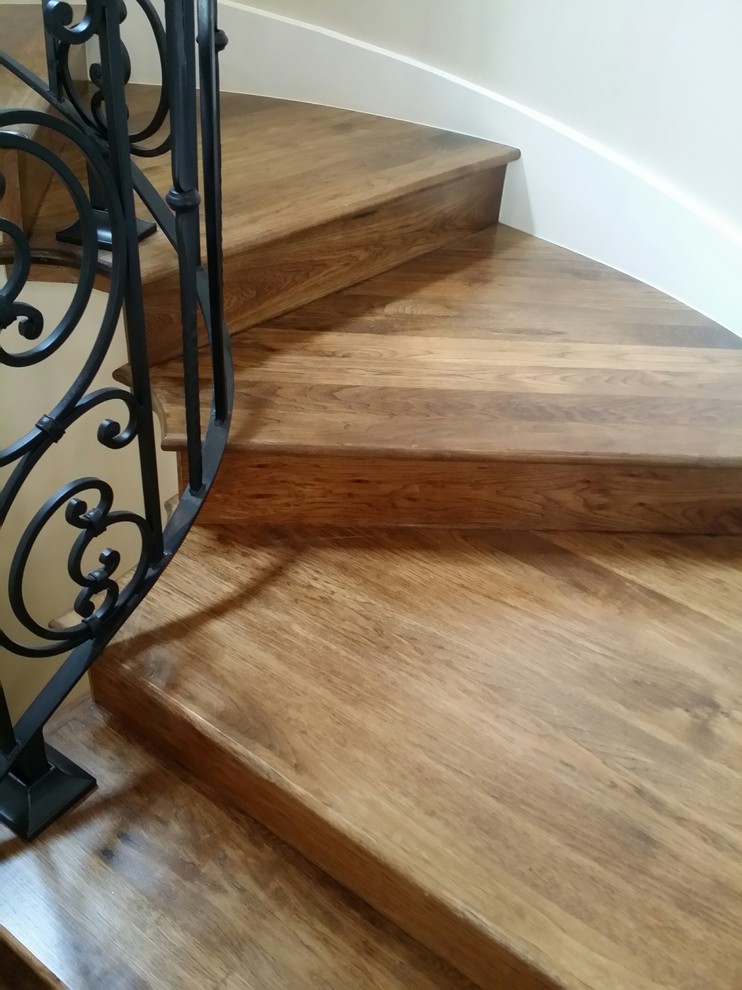 Foto de escalera de caracol rústica de tamaño medio con escalones de madera y contrahuellas de madera