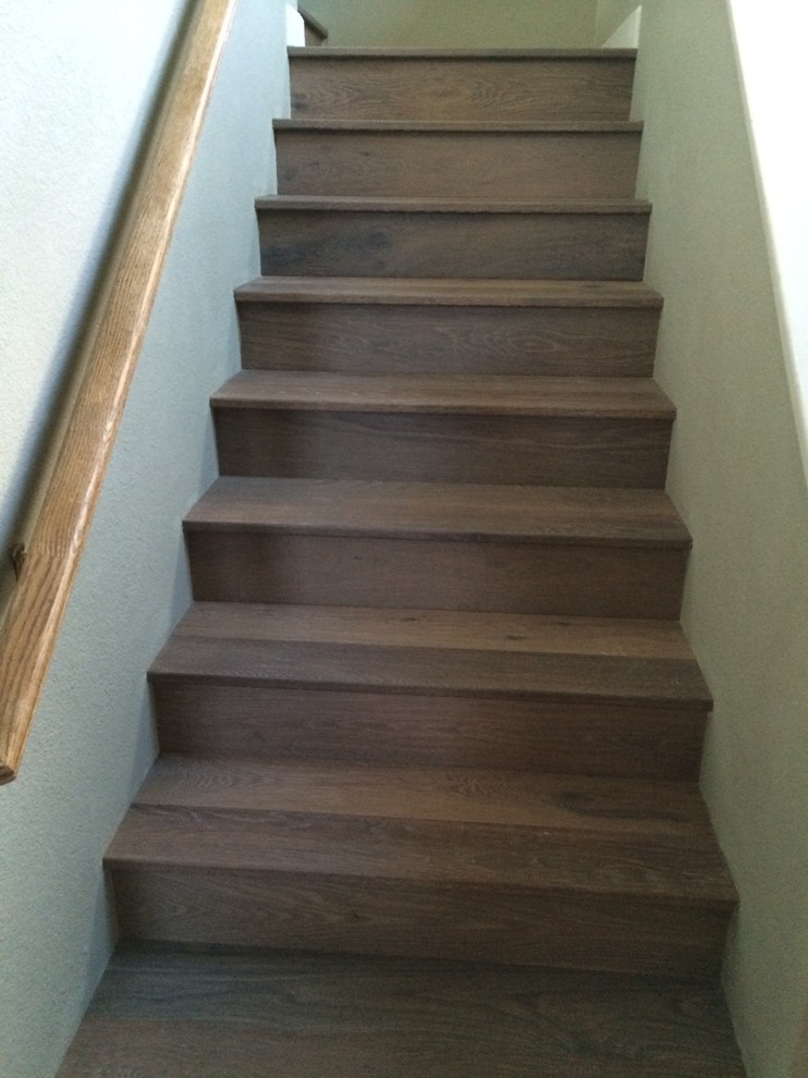 Diseño de escalera recta clásica pequeña con escalones de madera y contrahuellas de madera