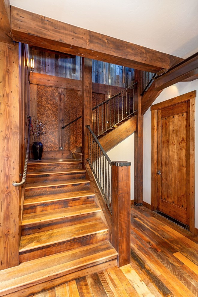Пример оригинального дизайна: п-образная деревянная лестница среднего размера в стиле рустика с деревянными ступенями и перилами из смешанных материалов