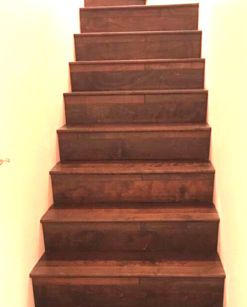 Cette image montre un escalier traditionnel en L avec des marches en bois et des contremarches en bois.