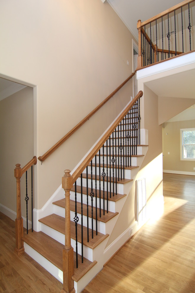 Ejemplo de escalera recta tradicional renovada de tamaño medio con escalones de madera y contrahuellas de madera pintada