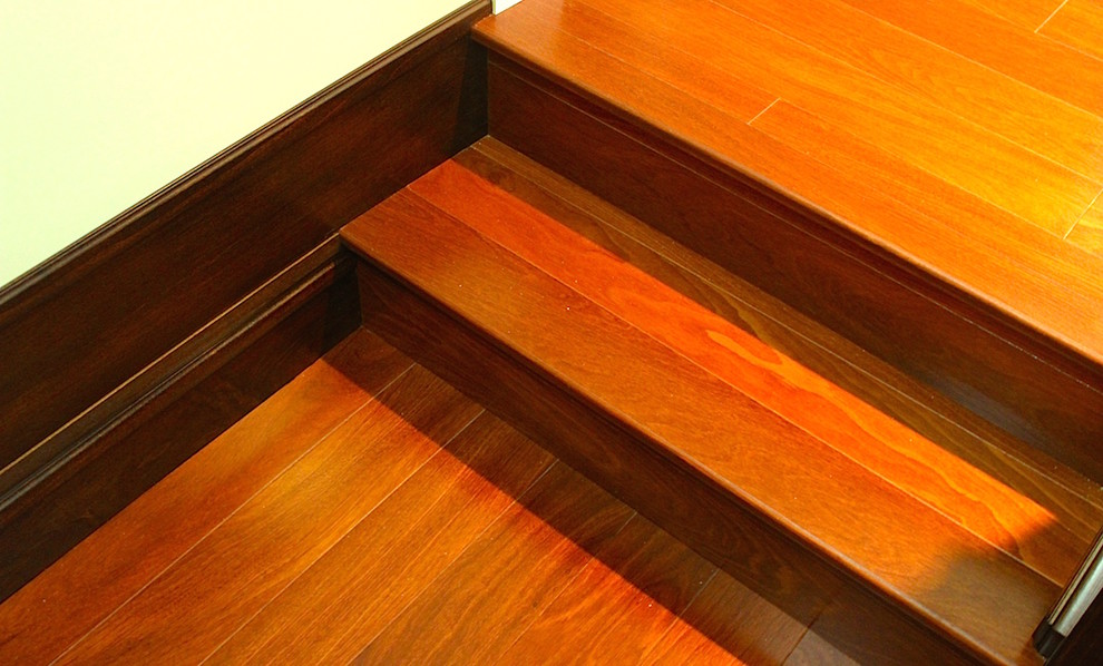 Foto de escalera recta clásica renovada pequeña con escalones de madera y contrahuellas de madera