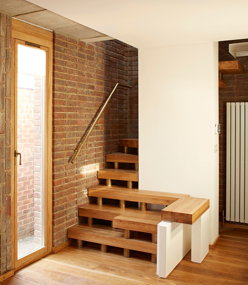 Nordische Holztreppe in L-Form mit offenen Setzstufen in London