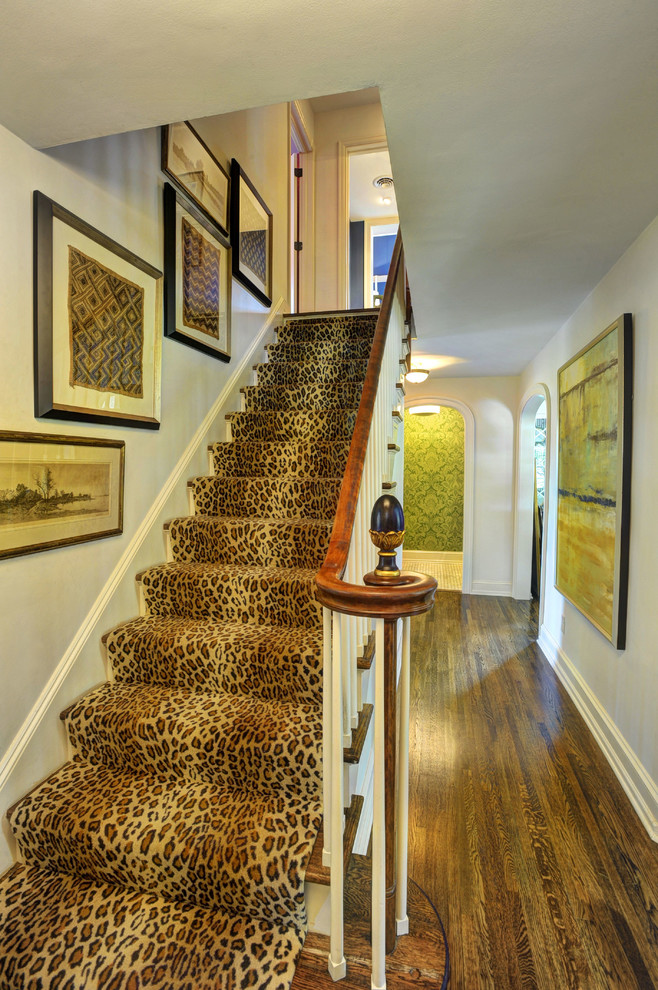 На фото: прямая лестница в классическом стиле с деревянными ступенями и крашенными деревянными подступенками с