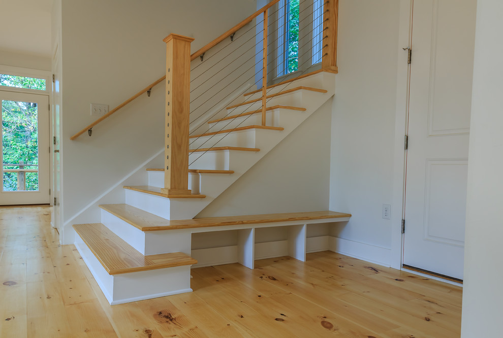 Свежая идея для дизайна: большая п-образная лестница в современном стиле с деревянными ступенями и крашенными деревянными подступенками - отличное фото интерьера