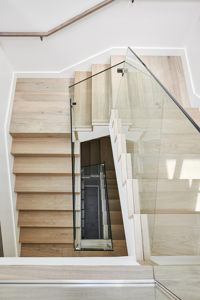 Imagen de escalera en U tradicional renovada grande con escalones de madera, contrahuellas de madera y barandilla de madera