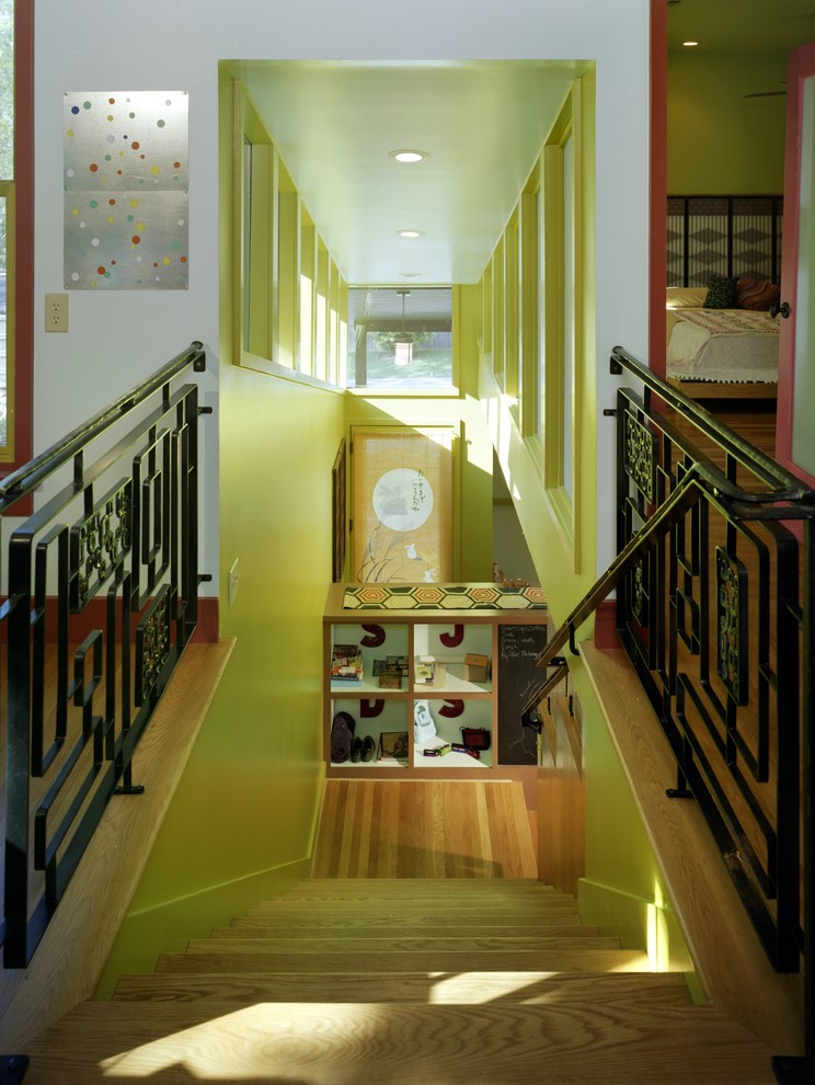 Идея дизайна: лестница в современном стиле с деревянными ступенями