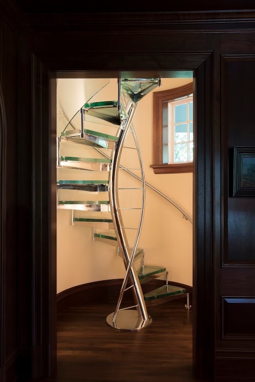 На фото: винтовая лестница среднего размера в современном стиле с стеклянными ступенями и металлическими перилами без подступенок