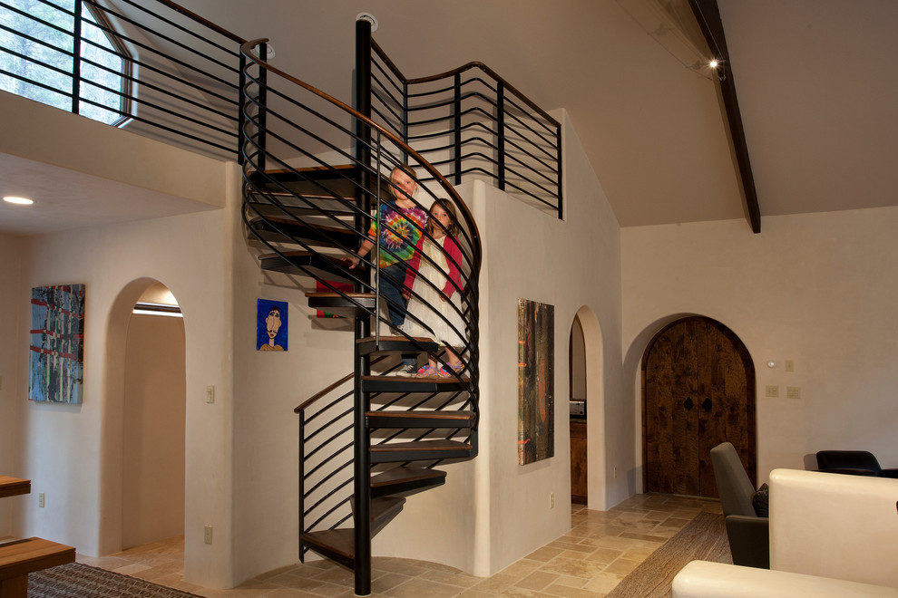 Diseño de escalera de caracol clásica de tamaño medio sin contrahuella con escalones de madera