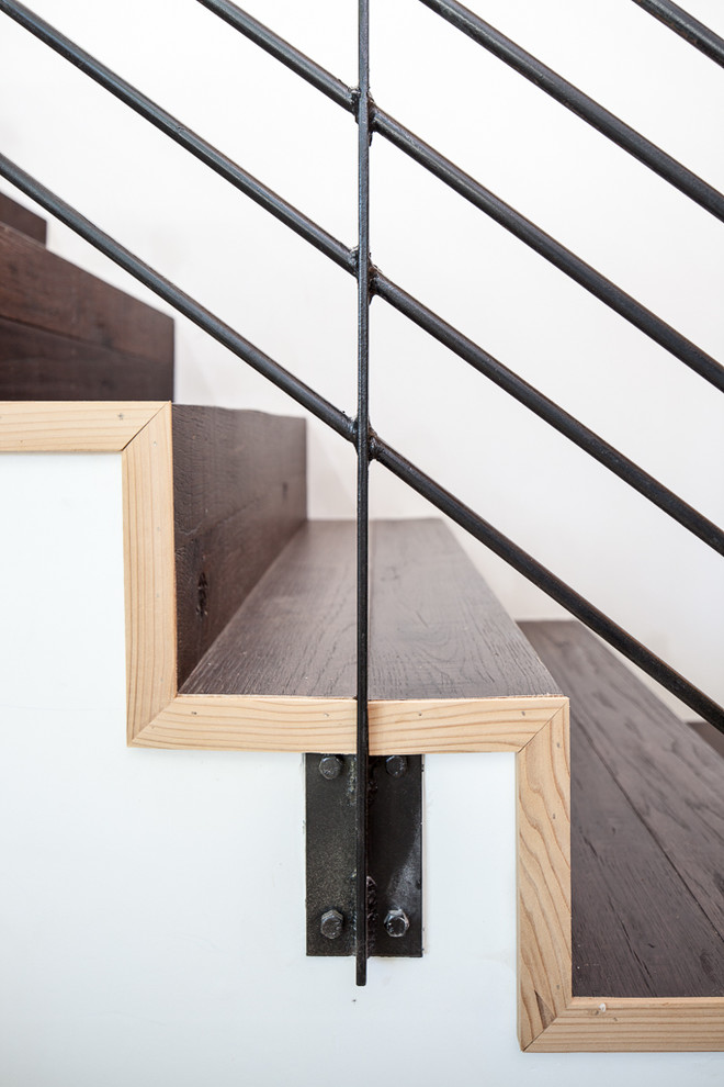 Cette image montre un petit escalier droit design avec des marches en bois et des contremarches en bois.