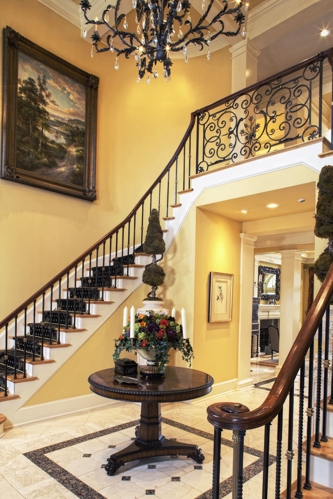 Gerade, Geräumige Klassische Treppe mit Teppich-Setzstufen in Charleston