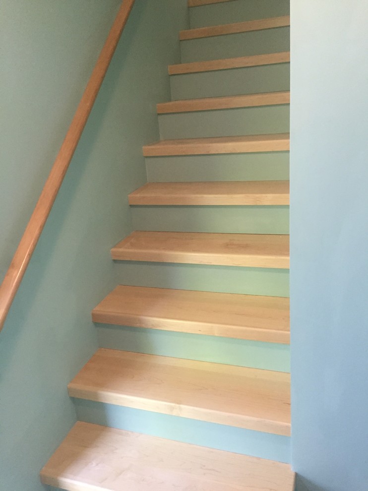 Idée de décoration pour un petit escalier peint design en L avec des marches en bois.