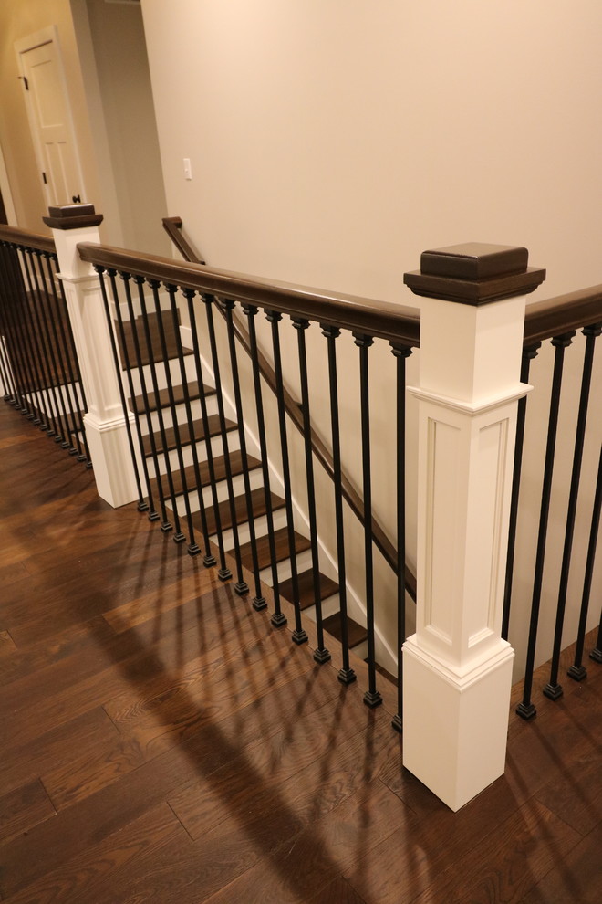 Свежая идея для дизайна: прямая деревянная лестница среднего размера в классическом стиле с деревянными ступенями и деревянными перилами - отличное фото интерьера