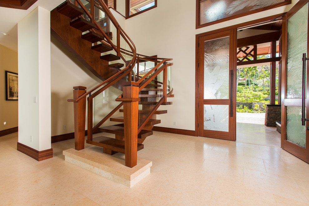 ハワイにあるトロピカルスタイルのおしゃれな階段の写真