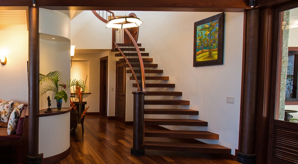 Свежая идея для дизайна: лестница в восточном стиле - отличное фото интерьера