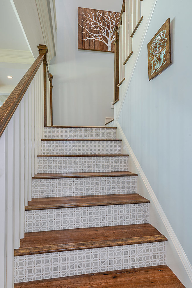 Aménagement d'un escalier classique en U de taille moyenne avec des marches en bois et des contremarches carrelées.