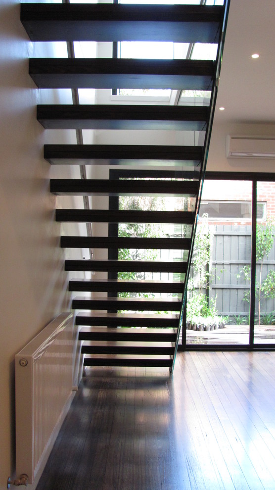 Imagen de escalera recta clásica renovada con escalones de madera