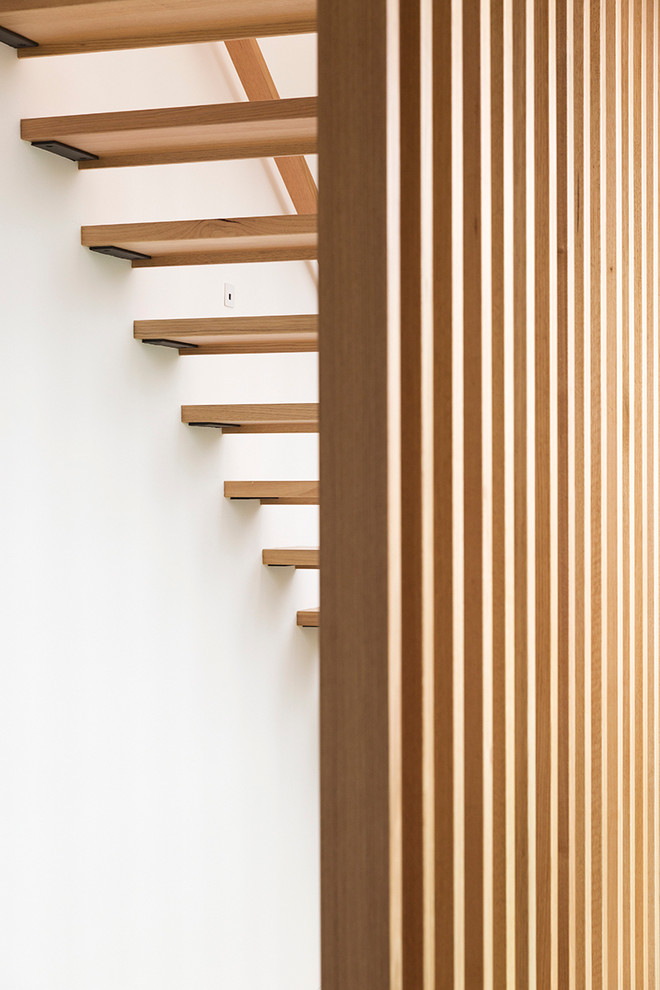 Свежая идея для дизайна: лестница на больцах, среднего размера в современном стиле с деревянными ступенями без подступенок - отличное фото интерьера