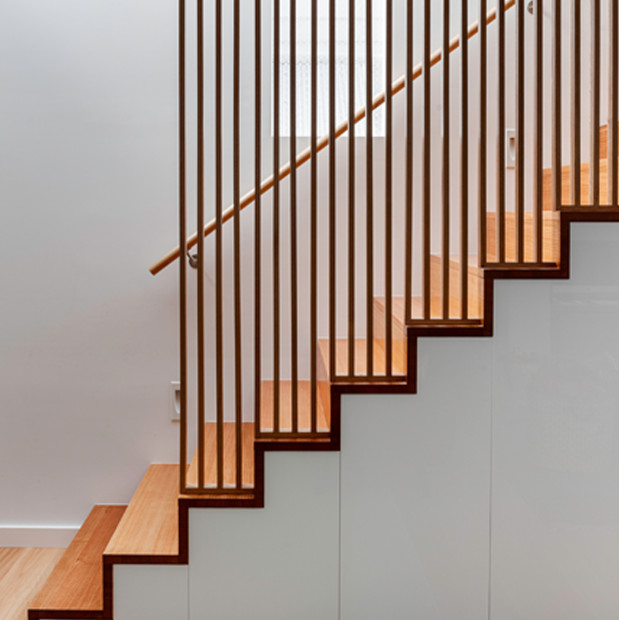 Aménagement d'un petit escalier droit contemporain avec des marches en bois, des contremarches en bois et rangements.