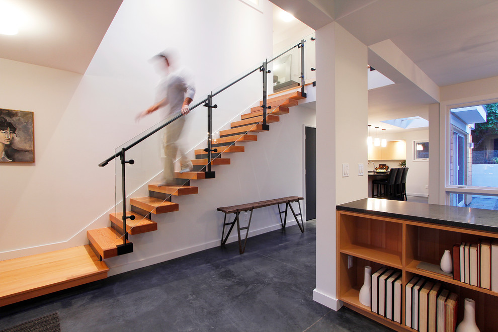 Idée de décoration pour un escalier droit design avec des marches en bois et palier.