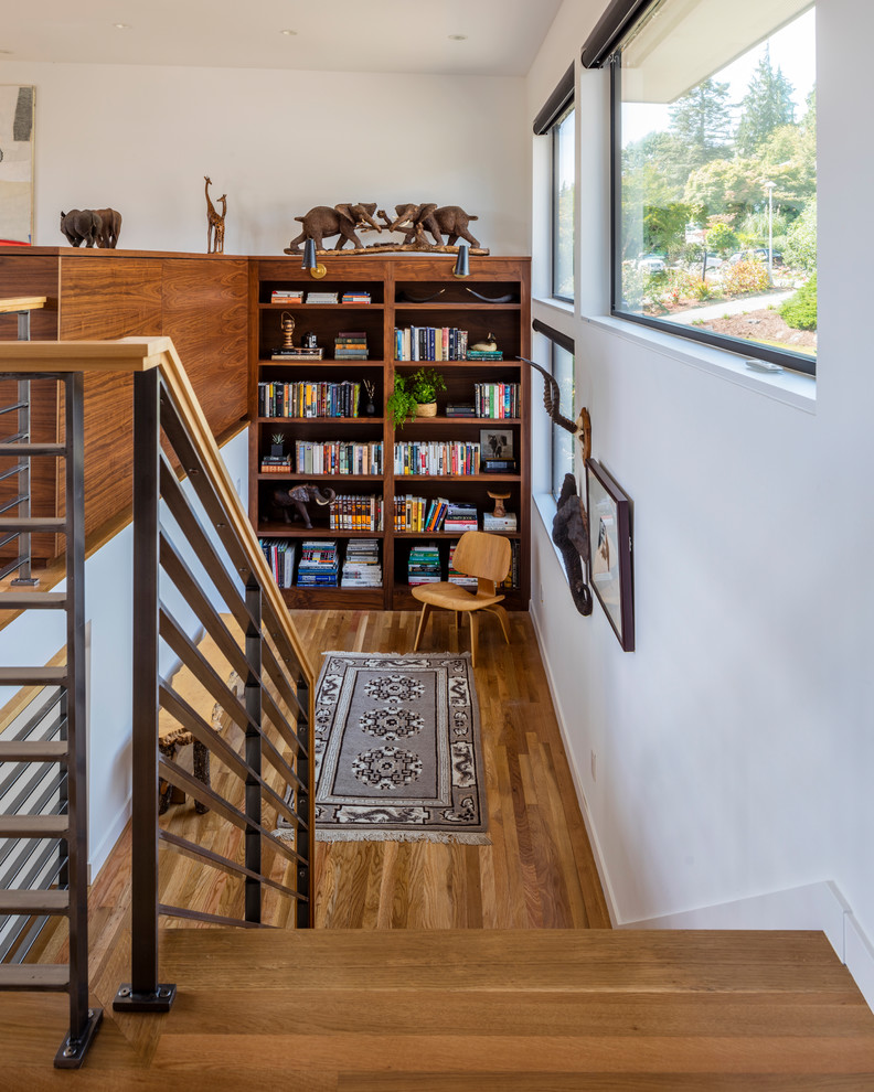 Imagen de escalera en U retro con escalones de madera, contrahuellas de madera y barandilla de metal