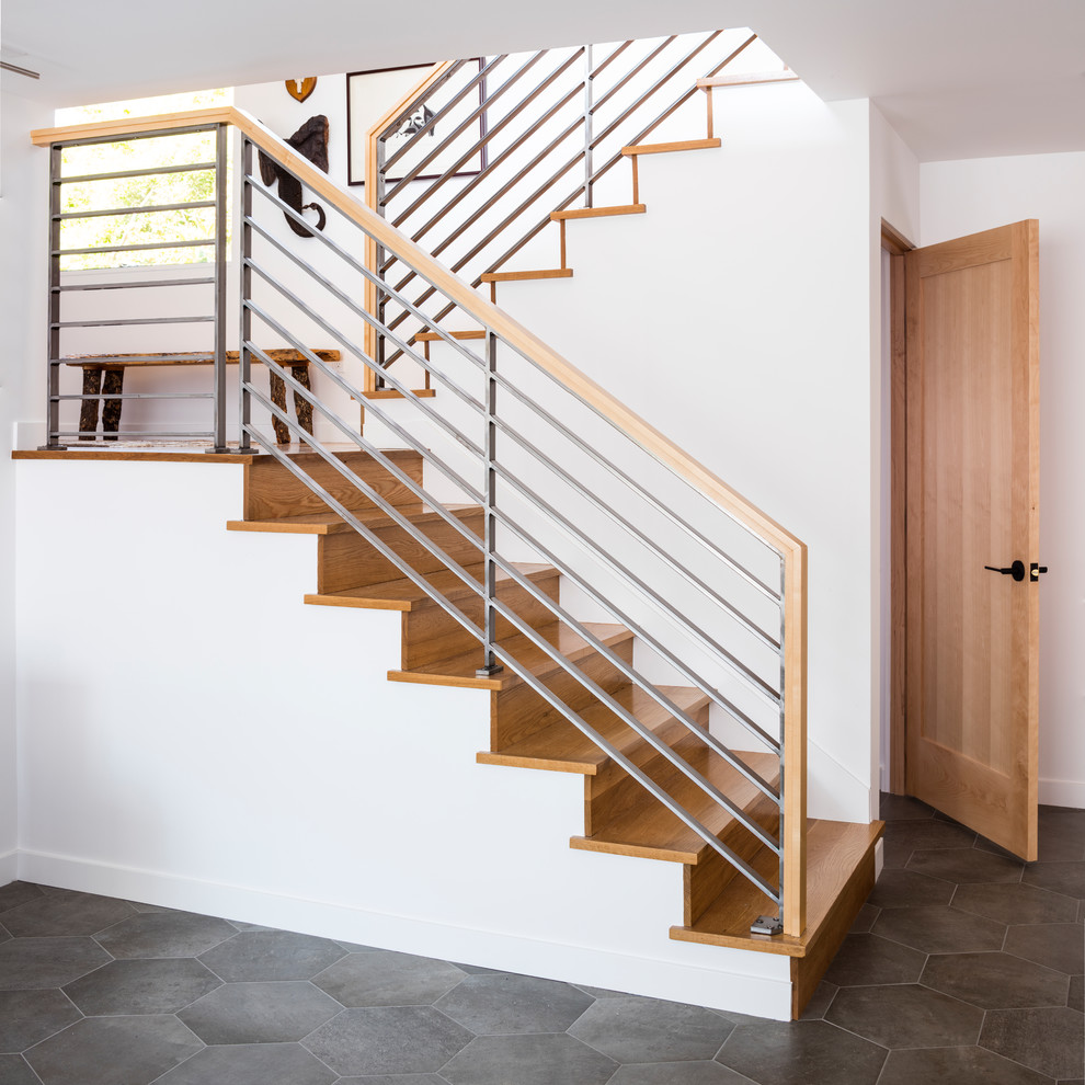 Пример оригинального дизайна: п-образная деревянная лестница в стиле ретро с деревянными ступенями и металлическими перилами