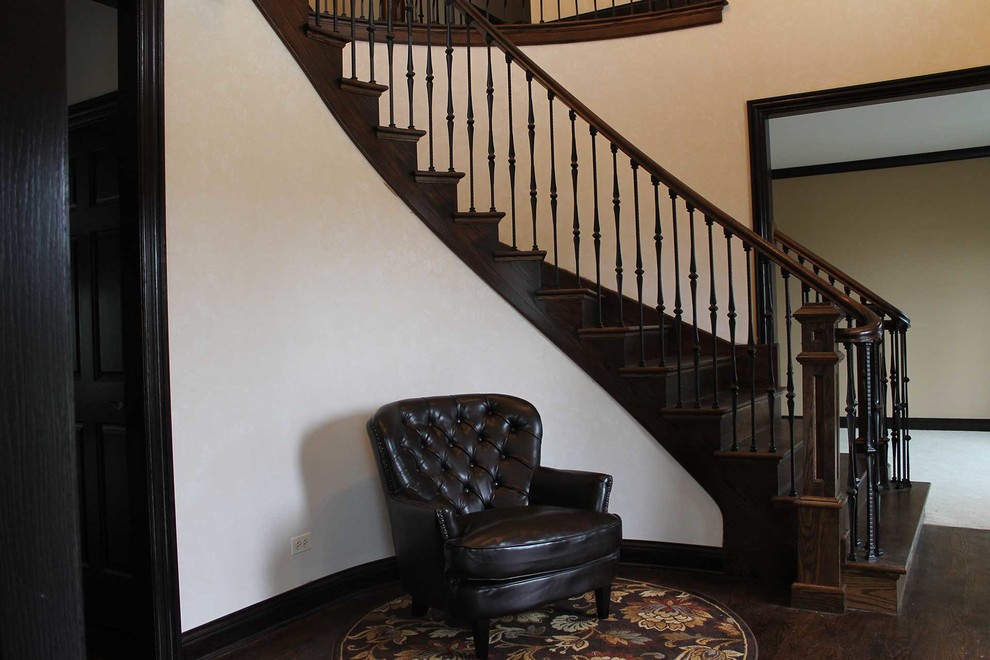 Свежая идея для дизайна: изогнутая деревянная лестница среднего размера в классическом стиле с деревянными ступенями - отличное фото интерьера