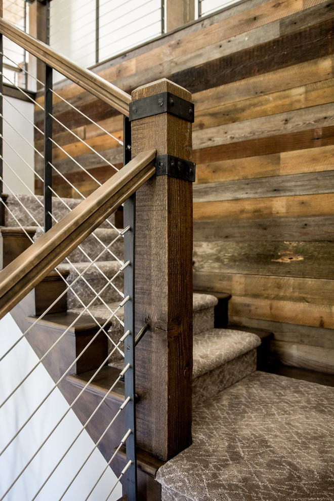 Mittelgroßes Mediterranes Treppengeländer Holz in L-Form mit Teppich-Treppenstufen und Teppich-Setzstufen in Salt Lake City