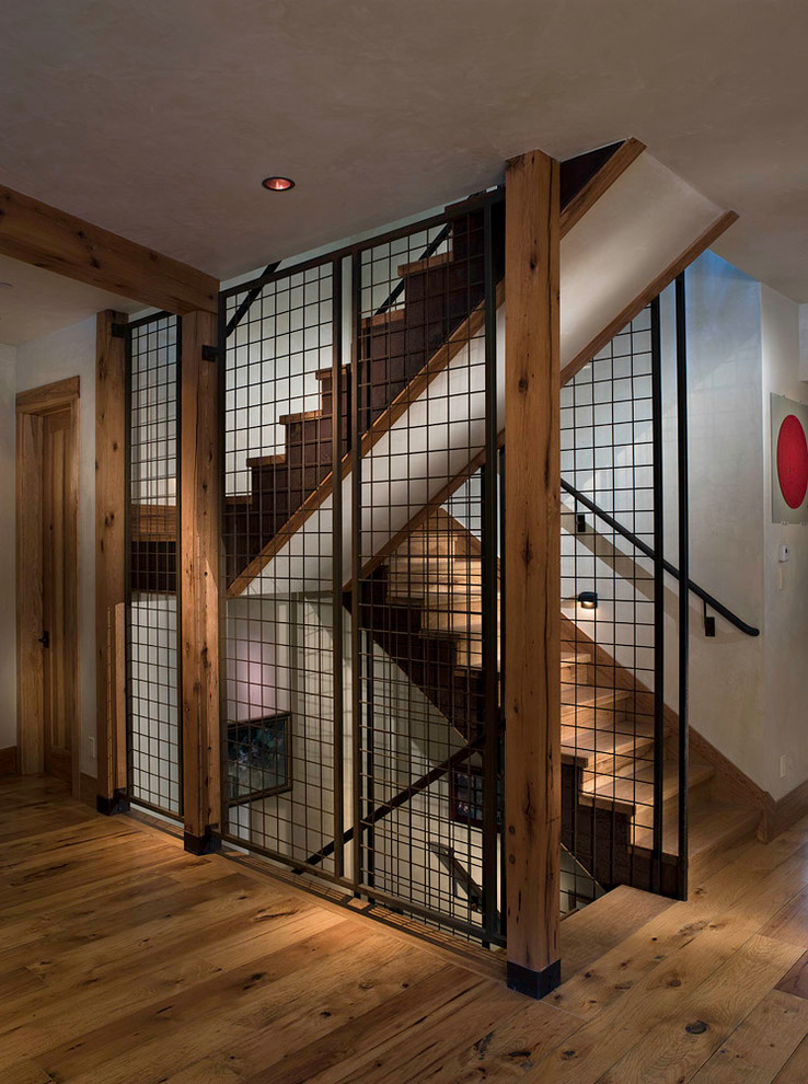 Источник вдохновения для домашнего уюта: большая угловая деревянная лестница в стиле рустика с деревянными ступенями