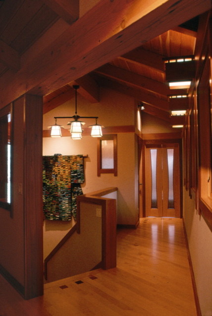 Cette photo montre un escalier craftsman avec éclairage.