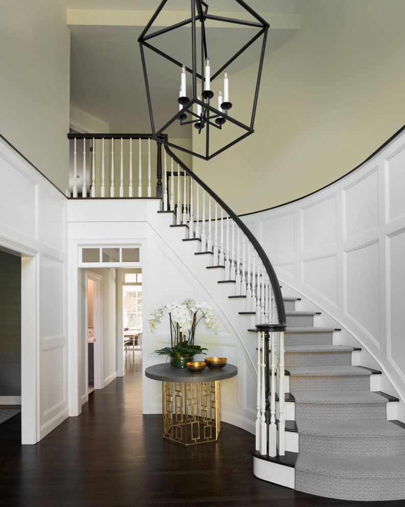 Свежая идея для дизайна: изогнутая лестница в классическом стиле с деревянными ступенями, деревянными перилами и крашенными деревянными подступенками - отличное фото интерьера