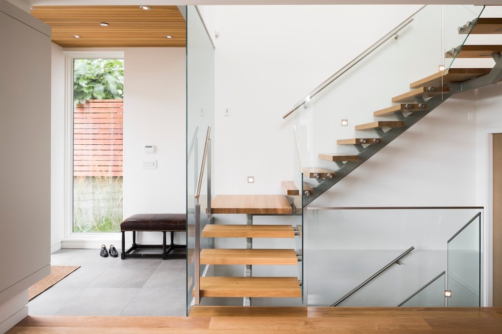 Пример оригинального дизайна: угловая лестница среднего размера в современном стиле с деревянными ступенями без подступенок