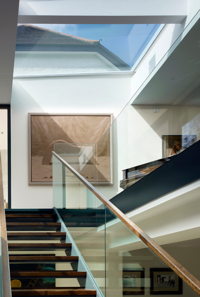 Cette image montre un escalier sans contremarche minimaliste avec des marches en bois.