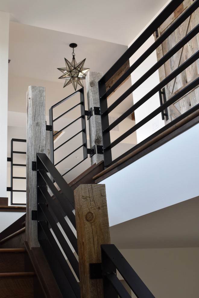 Пример оригинального дизайна: большая угловая деревянная лестница в современном стиле с деревянными ступенями и перилами из смешанных материалов