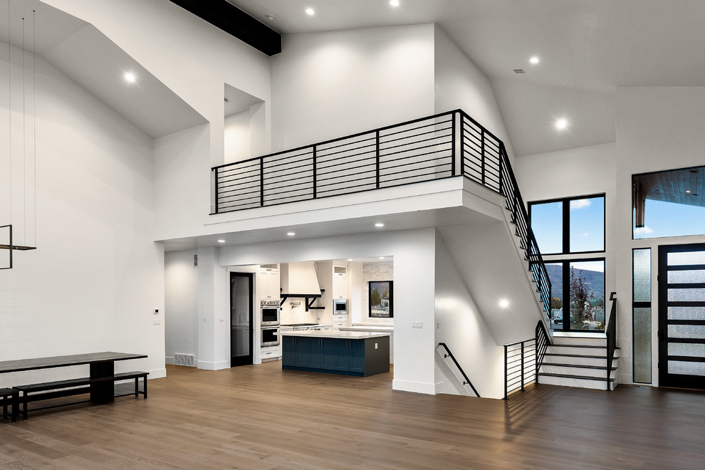 Источник вдохновения для домашнего уюта: п-образная лестница среднего размера в современном стиле с деревянными ступенями, крашенными деревянными подступенками и металлическими перилами