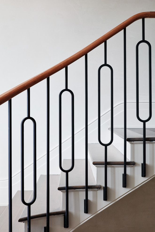 Idée de décoration pour un très grand escalier courbe tradition avec des marches en bois.