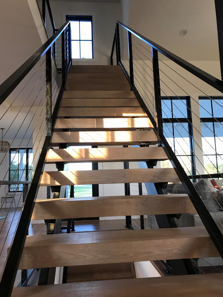 Идея дизайна: лестница на больцах, среднего размера в стиле кантри с деревянными ступенями и перилами из тросов без подступенок