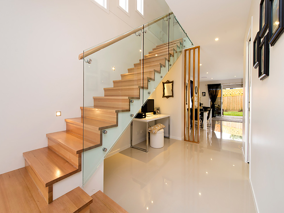 Foto de escalera recta, actual, de tamaño medio, con escalones de madera y contrahuellas de madera