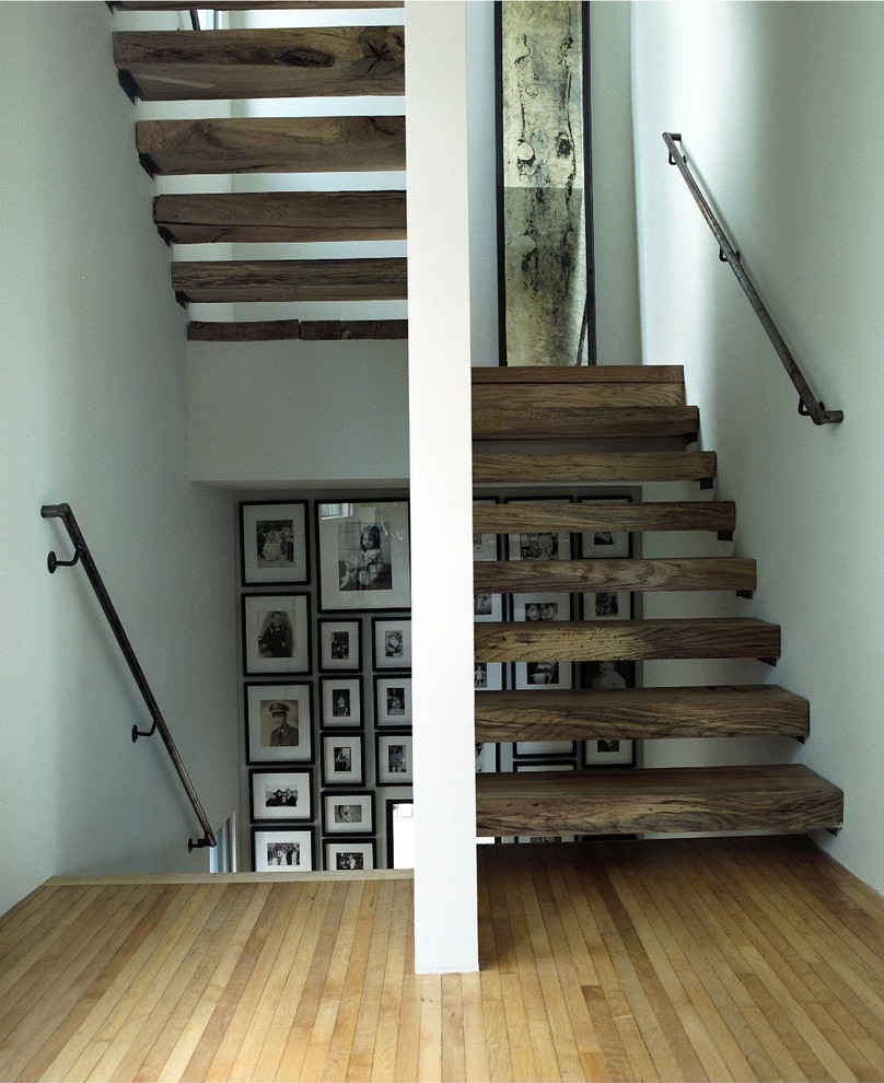 Источник вдохновения для домашнего уюта: п-образная лестница среднего размера в стиле рустика с деревянными ступенями без подступенок
