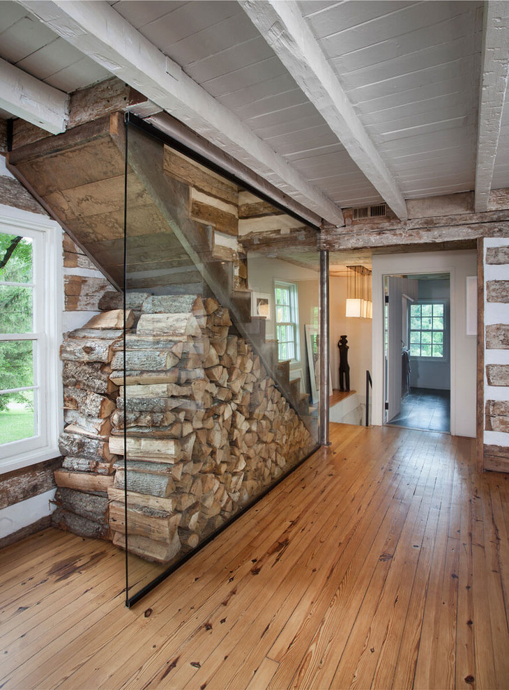 На фото: прямая деревянная лестница среднего размера в стиле модернизм с деревянными ступенями и стеклянными перилами
