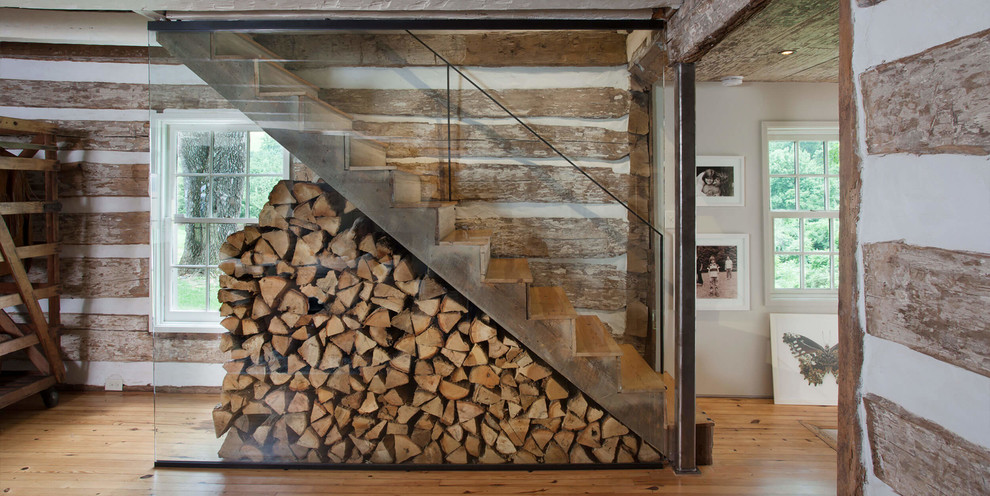 На фото: прямая деревянная лестница среднего размера в стиле модернизм с деревянными ступенями и стеклянными перилами с