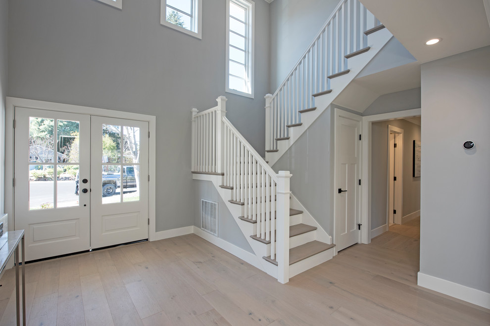 Idées déco pour un escalier peint contemporain en U de taille moyenne avec des marches en bois et un garde-corps en bois.